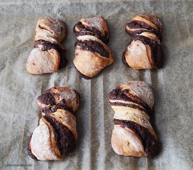 HerrGruenkocht's tweet photo. Nuss-Striezel mit Zimt und Kardamom
https://t.co/1Q2Y6MmYtp
#Striezel #backen #Frühstück #Ostern https://t.co/4CdLCefw7d