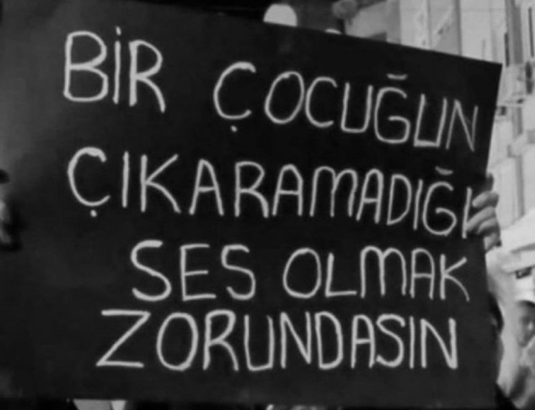 Bu cinayetin sorumlularının tamamı,
SİYASİ ve EKONOMİK RANTA ortak olanlar,
YOZLAŞMIŞ ZİHNİYET ve CEHALET ile örtmeye çalışanlar HESAP VERENE KADAR, değil iki ay bin yıl geçse de mücadele devam edecektir.
#isiascinayetindeikiay
#isiasortakdavamız