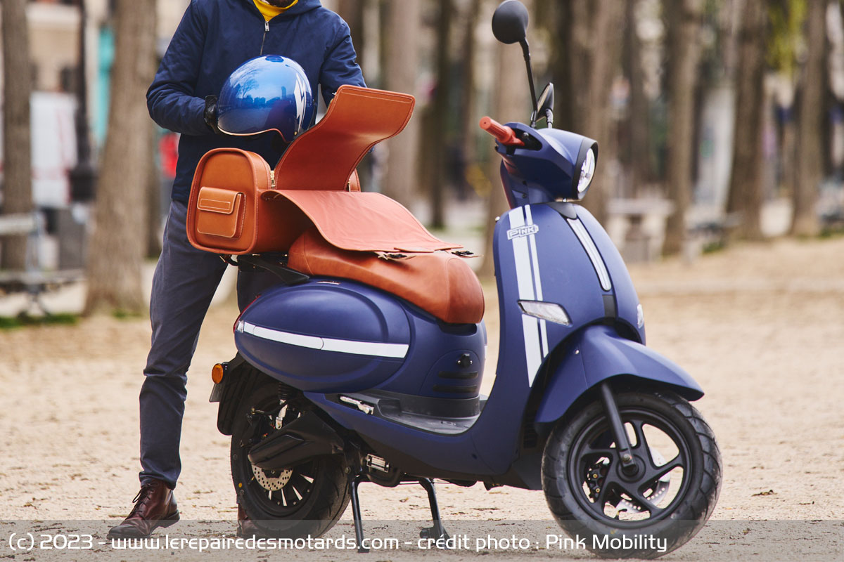 LeRepaire's tweet image. 85 km/h et jusqu'à 120 km d'autonomie pour ce scooter électrique néo-rétro équivalent 125 ⚡️ @PinkMobility  lerepairedesmotards.com/actualites/202…