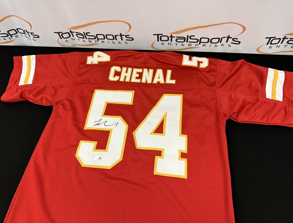 We're going to give a Leo Chenal autographed jersey to someone who retweets this tweet and follows us!

We'll announce a winner on Monday 4/10!