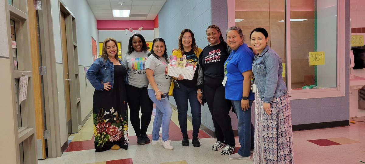 Adri_Vazquez80's tweet photo. Happy National Assistant Principal's Week! YOU ROCK! We are so blessed to work with such an amazing person like you! #600pod #redhallway #KinderRocks @galvansonia3 @AldineISD @Griggs_AISD https://t.co/U1XyoSK2k6