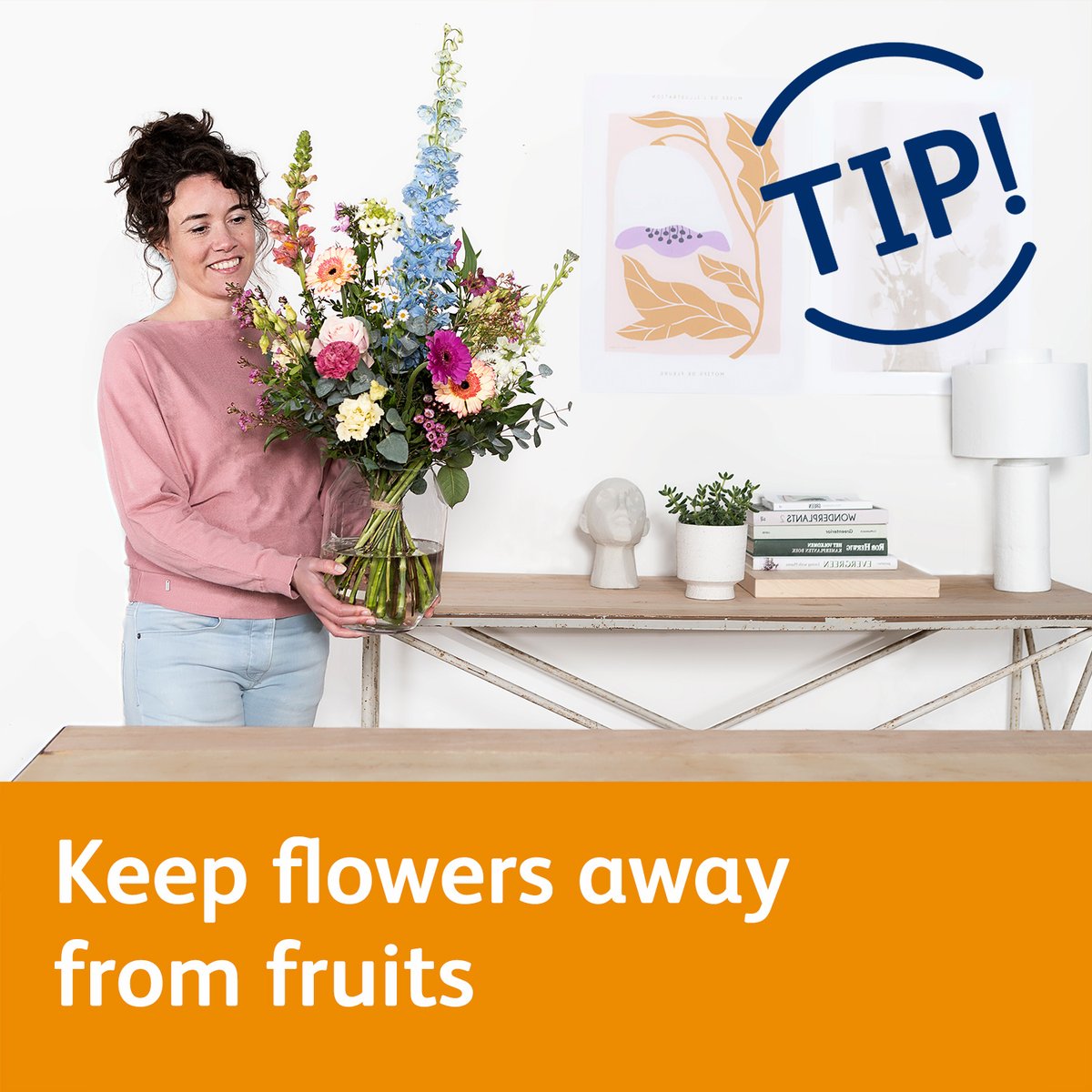 ChrysalInt's tweet image. Fruits produce ethylene which makes flowers wilt sooner!

#Florist #FlowerCare #FlowerTips