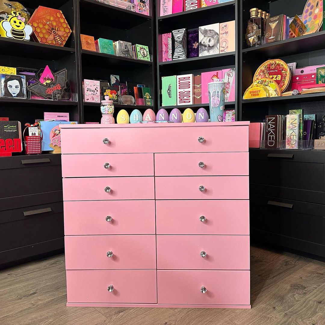 ImpressionsV's tweet photo. Dress up your storage place for the season!🤩🌸🐣 The SlayStation Display Chest is the perfect solution when you need extra storage in your glam space💕
📸: @beeutyandbeeyond
#glam #easter #pink #decor #spring #vanitystorage #musthave #inlove #displaychest #storage #makeup #decor https://t.co/HVmWXcZHV4
