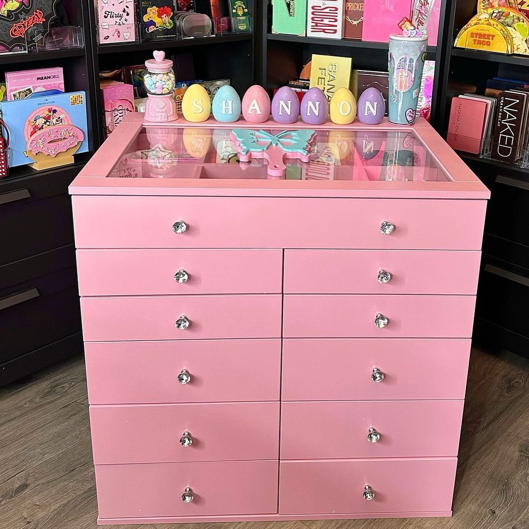 ImpressionsV's tweet photo. Dress up your storage place for the season!🤩🌸🐣 The SlayStation Display Chest is the perfect solution when you need extra storage in your glam space💕
📸: @beeutyandbeeyond
#glam #easter #pink #decor #spring #vanitystorage #musthave #inlove #displaychest #storage #makeup #decor https://t.co/HVmWXcZHV4