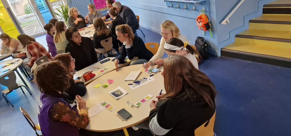 Apprenante27's tweet photo. EP Jean-Moulin Val de Reuil. En direct, l'école se fait ensemble. Enseignants, aesh, atsem, mairie, parents, enfants, 32 personnes en 4 groupes. On se parle, on s'écoute, on se concerte et on propose.
@MoncadaFra @MagaliNedellec @CardieNormandie @OBriantais @MA_Jamet https://t.co/xVjkzK5VeE