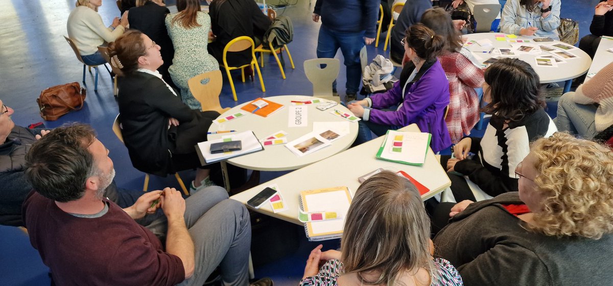 Apprenante27's tweet photo. EP Jean-Moulin Val de Reuil. En direct, l'école se fait ensemble. Enseignants, aesh, atsem, mairie, parents, enfants, 32 personnes en 4 groupes. On se parle, on s'écoute, on se concerte et on propose.
@MoncadaFra @MagaliNedellec @CardieNormandie @OBriantais @MA_Jamet https://t.co/xVjkzK5VeE