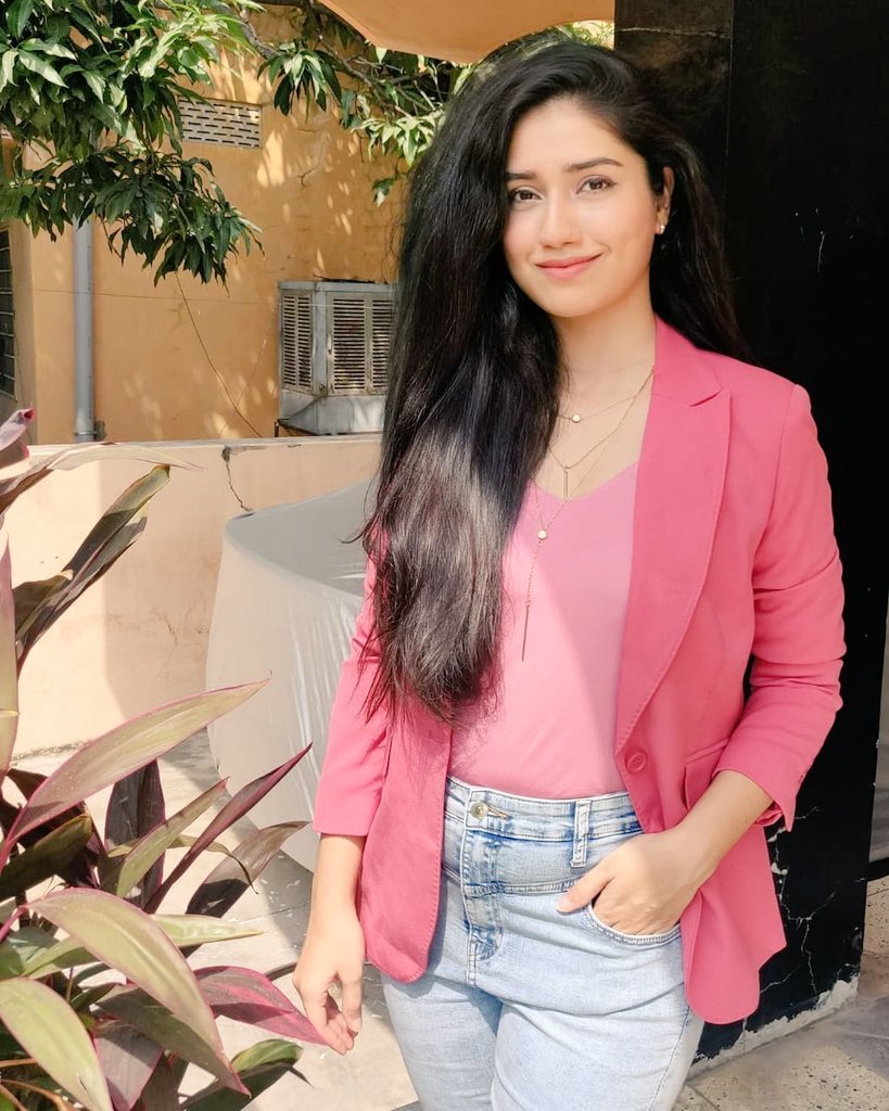 एक लफ्ज "इश्क" बस अदना सा फसाना हैं ,
       सिमटे तो दिल ये आशिक यूं फैले तो जमाना हैं !!