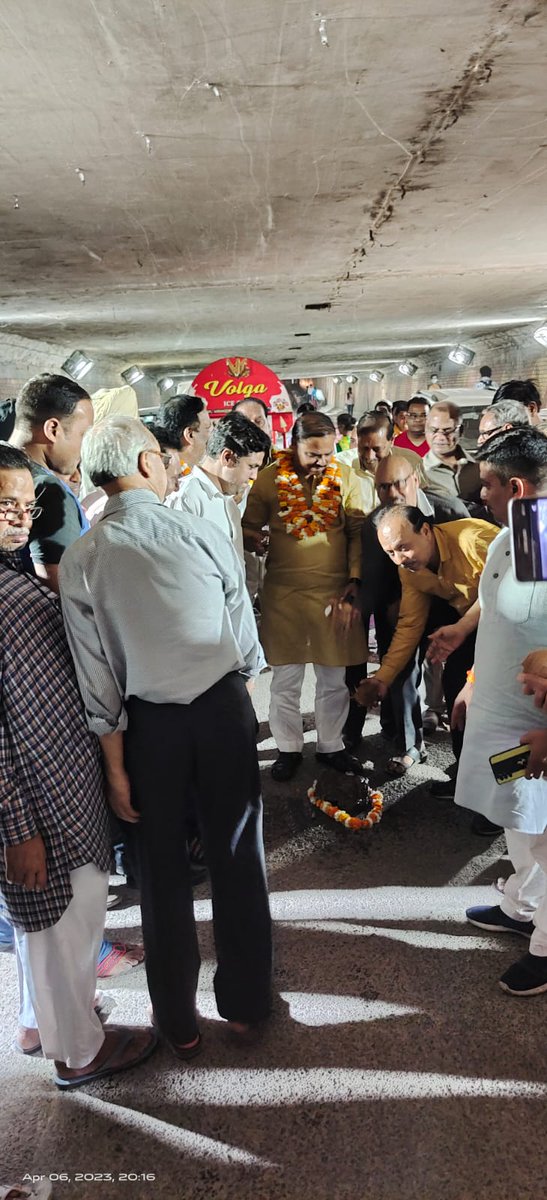 JSTomarAAP's tweet photo. त्रिनगर के ओंकार नगर रेल्वे अंडरपास को पूरी तरह प्रकाशित करने के लिए  200-200 वाट की 20 LED लाइटों को लगवा कर उनका उद्घाटन त्रिनगर के सम्मानित निवासियों से नारियल तुड़वा कर करवाया। https://t.co/lOfucCDrvy