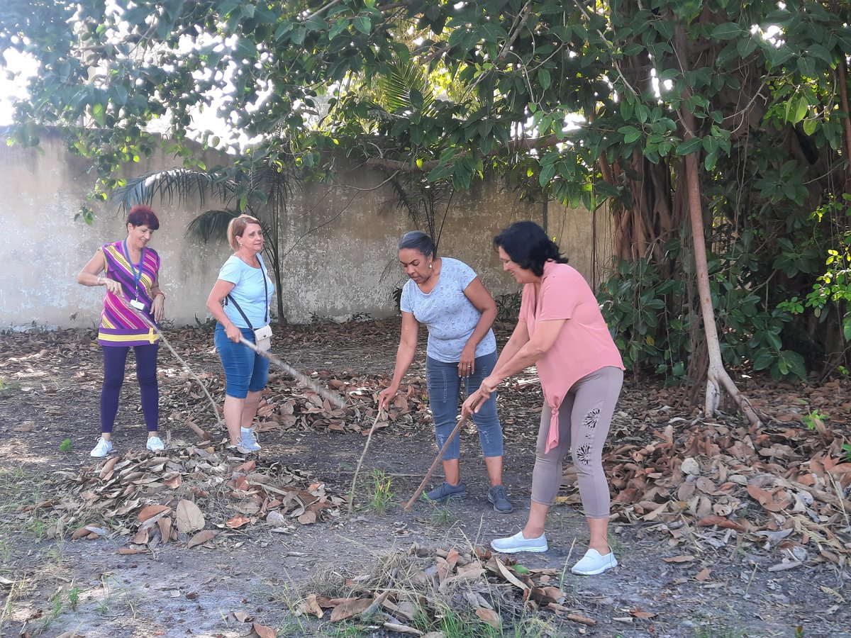 Transimport1's tweet photo. Jornadas de limpieza en la UEB Comercializadora de @Transimport1 un colectivo comprometido que se multiplica ante cualquier tarea #SomosTransimport #VamosConTodos #CubaViveYTrabaja https://t.co/pMoQvOkBPw