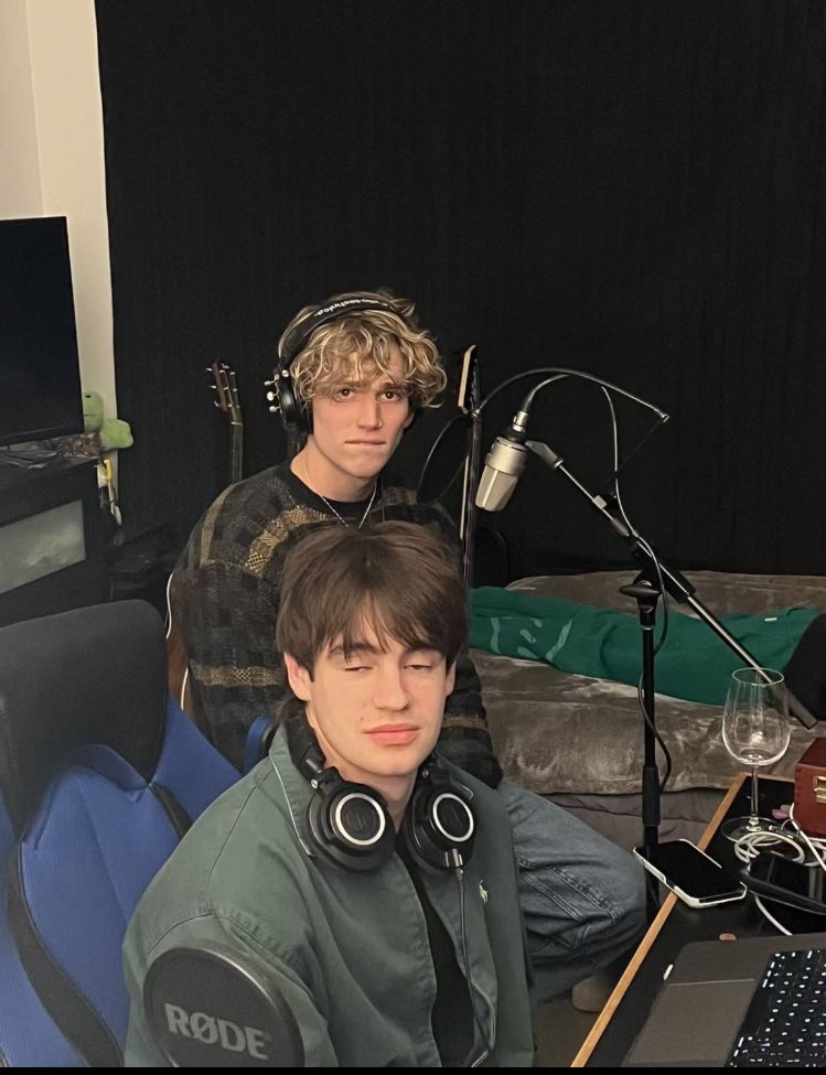 “Eu não aguento mais lidar com as câmeras, é perturbação o tempo inteiro, eu acordo e já tem uma câmera apontada pra mim” diz o cantor e compositor Adam