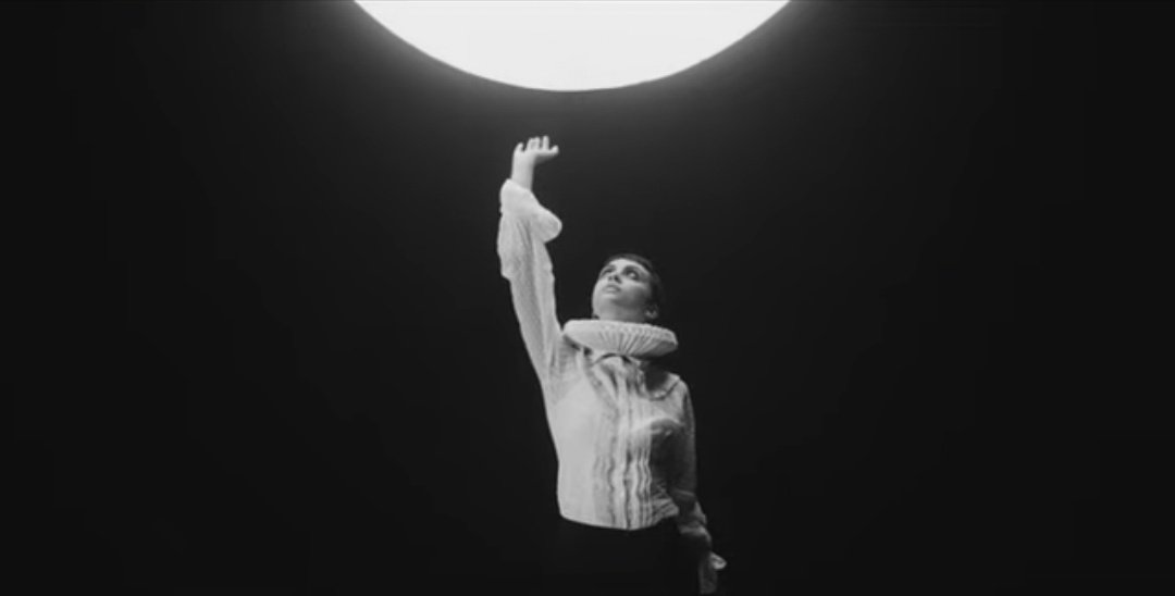 Pomme_Source's tweet photo. #PHOTOS - Images du clip "Un million" - @Pommeofficial ❤️‍🩹 https://t.co/wtV7ReAe25