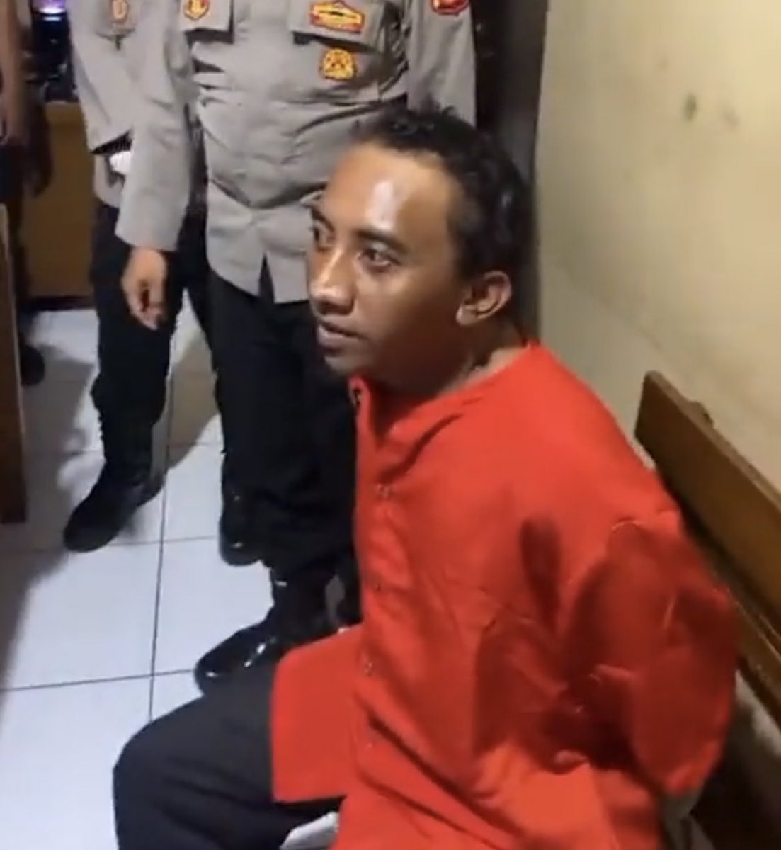 xasnadstr's tweet photo. @tanyakanrl Mukanya gausah disensor pls. Sebarin kalo perlu. Liat noh mukanya gaada penyesalan sm sekali, bahkan ngaku2 deket sm si adek yg baru kelas 1 SMA itu. Nyebut bawa2 senjata ke rumah org maksa2 spy orgnya ke luar rumah jg disepelein bgt. Semoga ni org jd samsak tinju di dlm penjara. https://t.co/cHhD6DtGuy