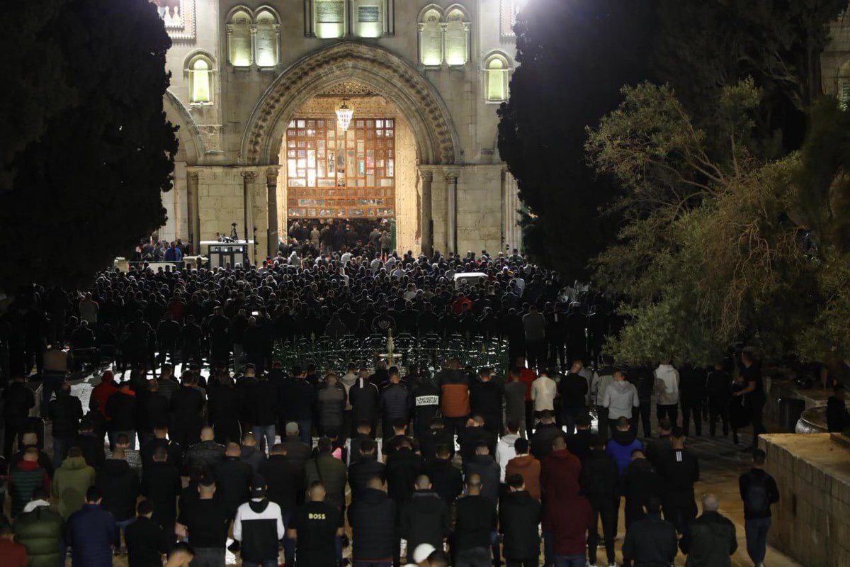 islamic_RT's tweet photo. İşgalcilerin hedefindeki Mescid-i Aksa’da bugün 40 bin kişi teravih namazı kıldı. https://t.co/bTM3f3VWHq
