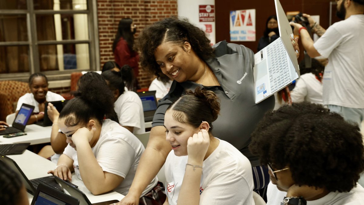 reliantenergy's tweet photo. Reliant is thrilled to partner with the @HoustonRockets and @compudopt to present 30 graduating seniors at @YWCPAHISD with laptops and school supplies to support a bright future in STEM academics. Congrats and best of luck to the graduates! 🎓 https://t.co/6orclSBi8D