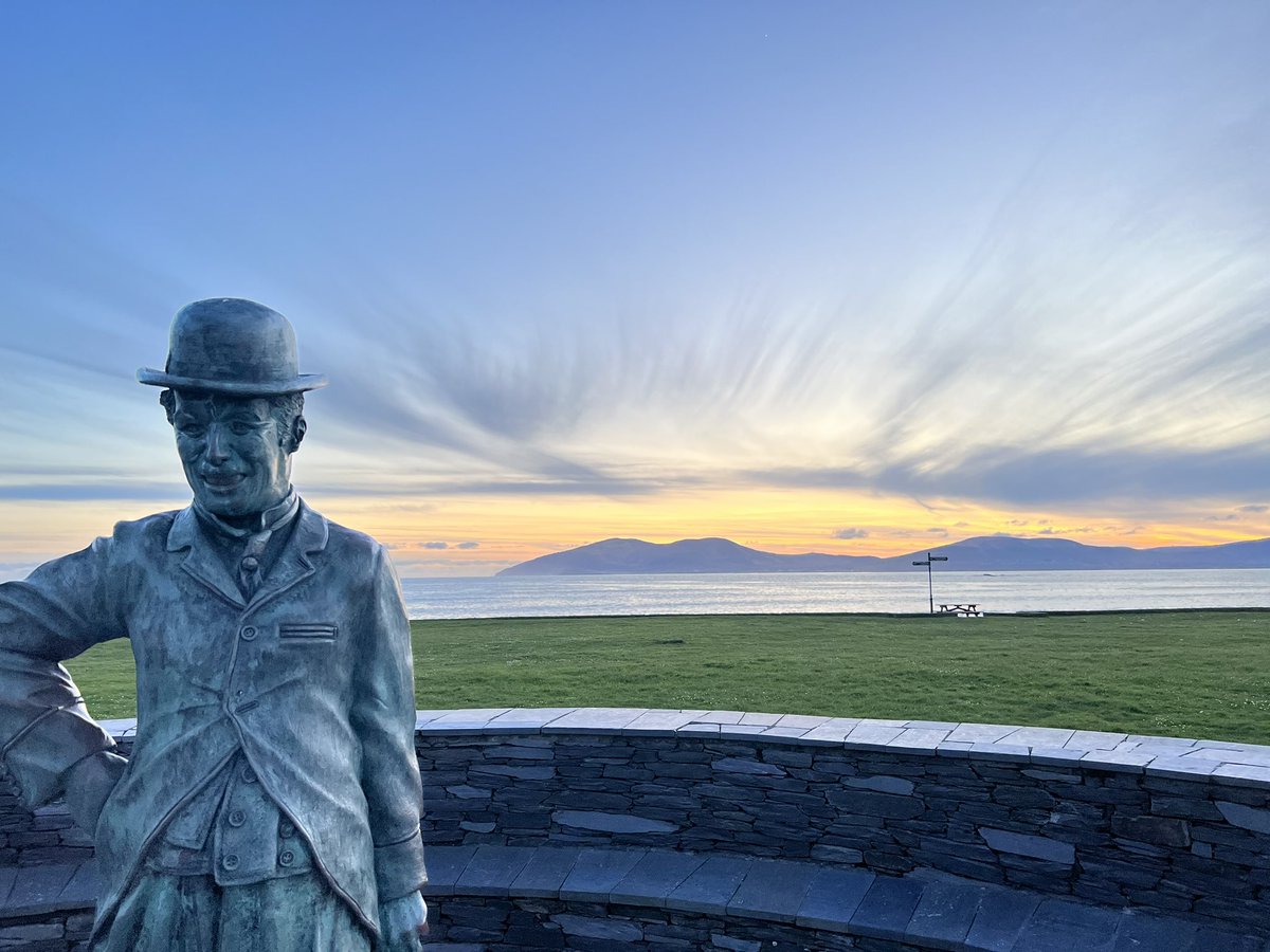 EileenGarvey18's tweet photo. Beautiful sky this evening and I think Charlie Chaplin agrees too 😎 #WildAtlanticWay #CharlieChaplin #waterville @FollowIreland https://t.co/EhH1NdFMjd