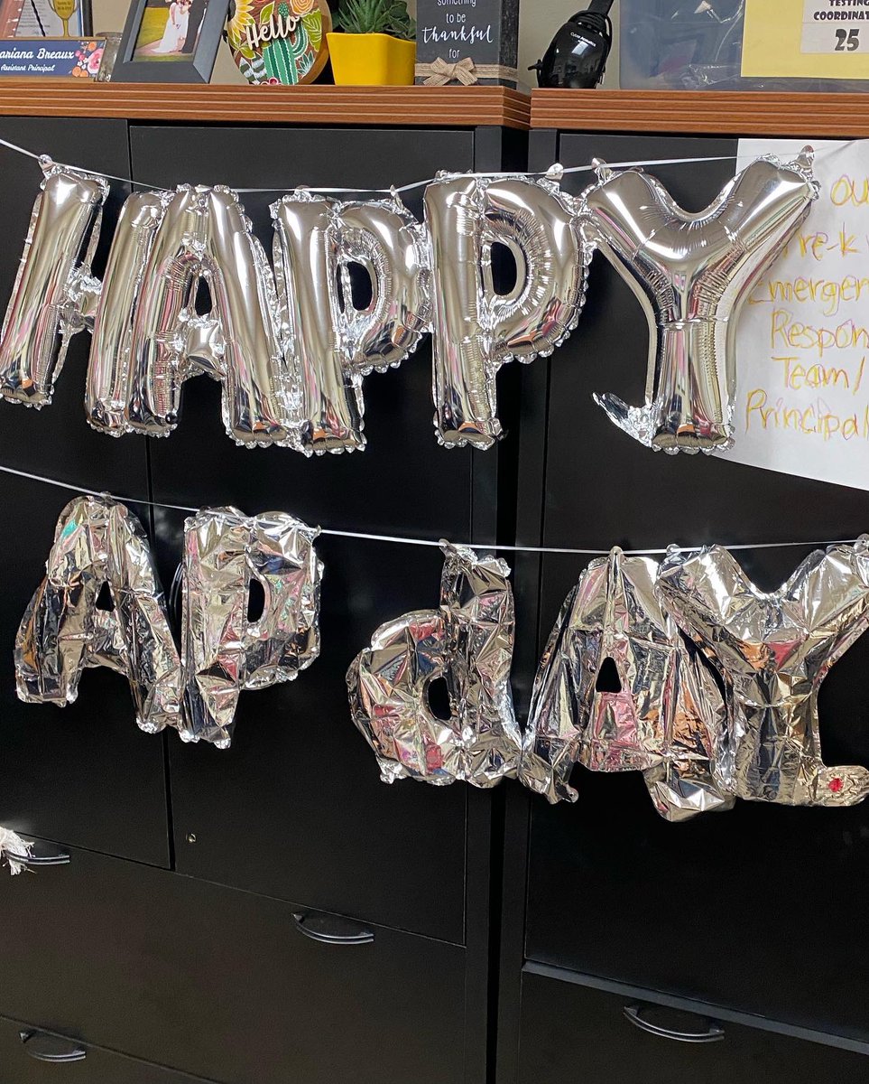 MarianaBreaux's tweet photo. My heart is SO full! I am so thankful for the thoughtful gifts, sweet treats, & words of encouragement I received this week. I feel blessed to be able to wake up ea morning & get to do what I love! Thankful for my wonderful @PearlHallES school family. #2ndYearAP #PearlHallProud https://t.co/CX62x1ngAm