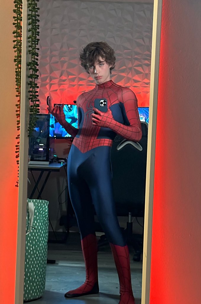 HotSpidey🔥 on Twitter: "Who wants the suit off?🕸️🙈 @trxisxtanx"