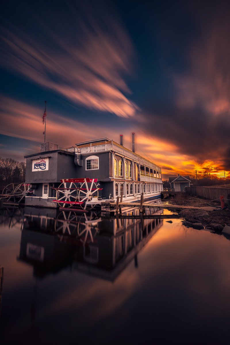 kcmaiyo's tweet photo. Incredible sunset at the Grand River. https://t.co/MKNgjBaQc9