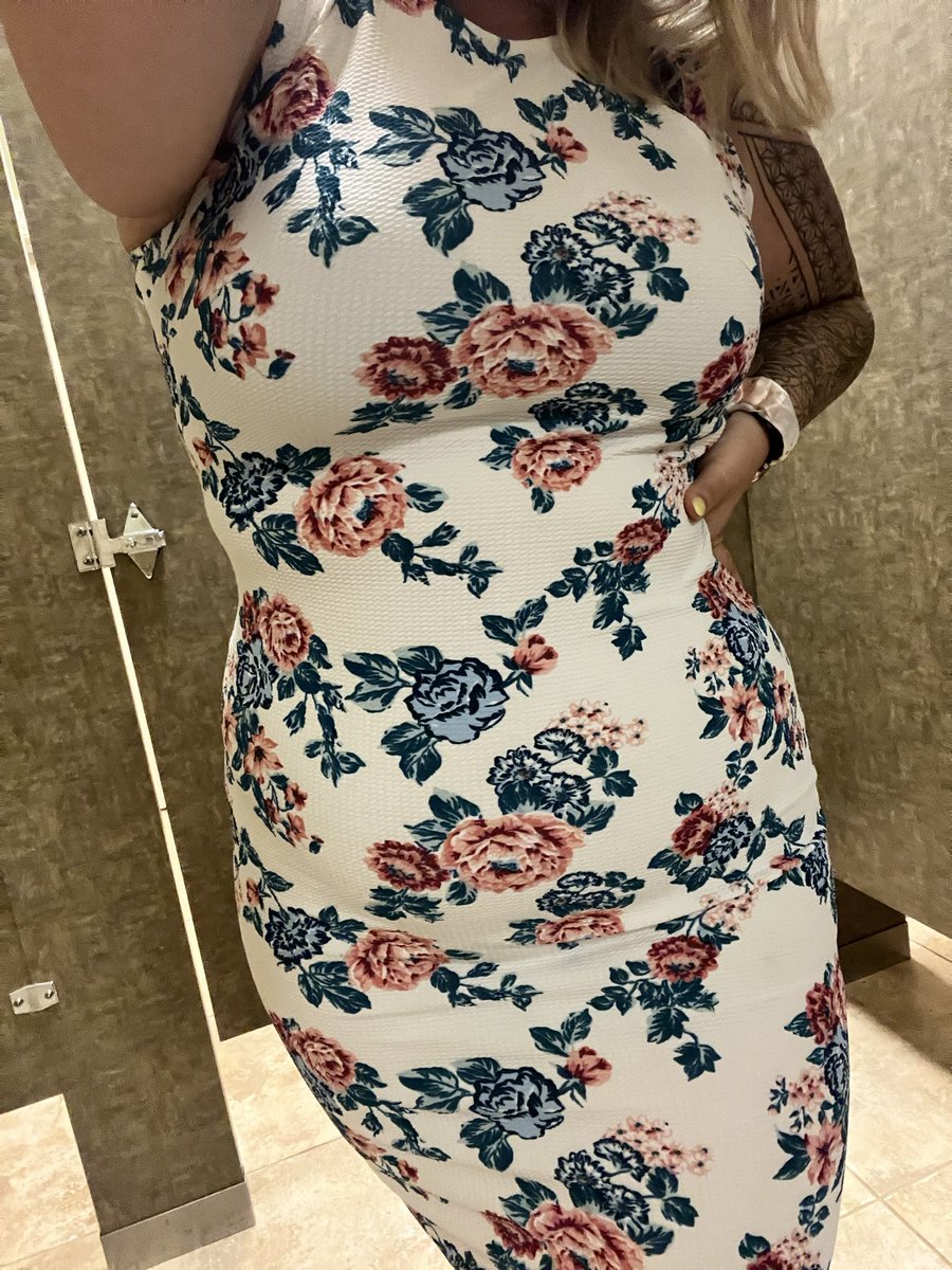 SamiSaidWhat's tweet photo. This dress is really doin the damn thing today https://t.co/zhIKovyk80
