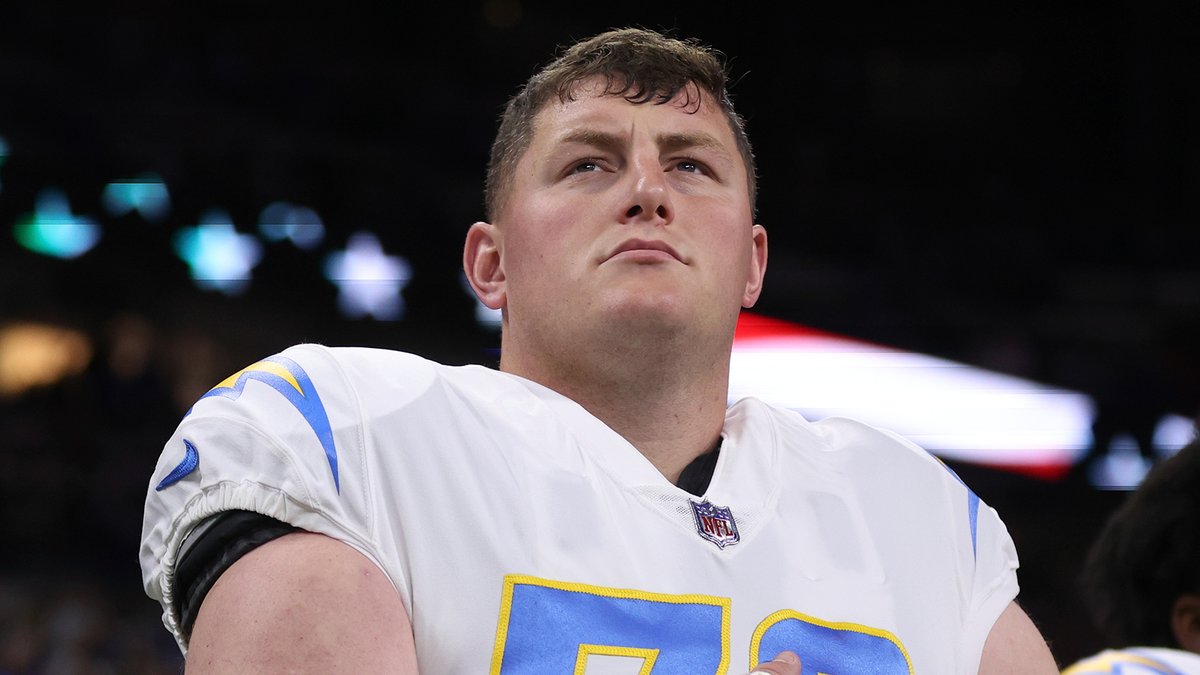 AroundTheNFL's tweet image. Chargers re-sign C Will Clapp

nfl.com/news/nfl-news-…