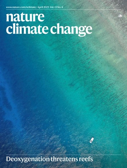 So happy to see that our recent paper in @NatureClimate made the cover of the April issue! Thanks to Wei Yi and team for the amazing drone images of our work on Dongsha 🤩 nature.com/nclimate/volum…