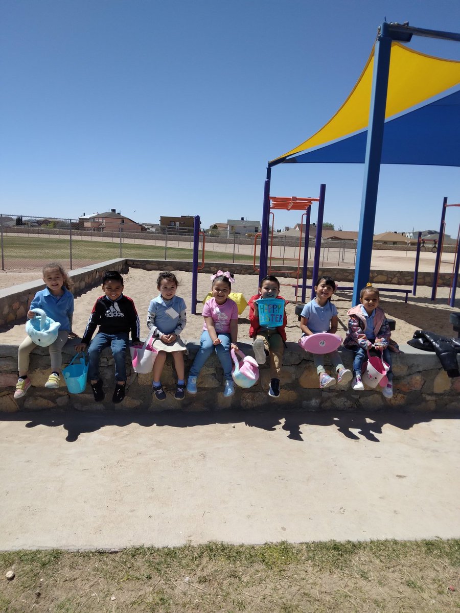 CTaverna_IES's tweet photo. Hunting for Easter eggs at the castle!#TeamSISD #preKrocks #ItuarteKnights https://t.co/ffUtkRvuuK