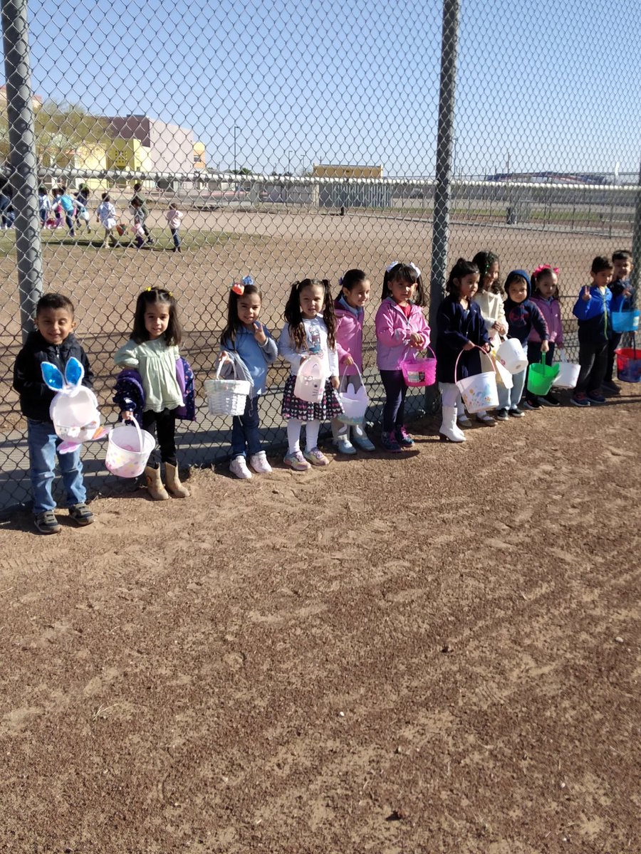 CTaverna_IES's tweet photo. Hunting for Easter eggs at the castle!#TeamSISD #preKrocks #ItuarteKnights https://t.co/ffUtkRvuuK