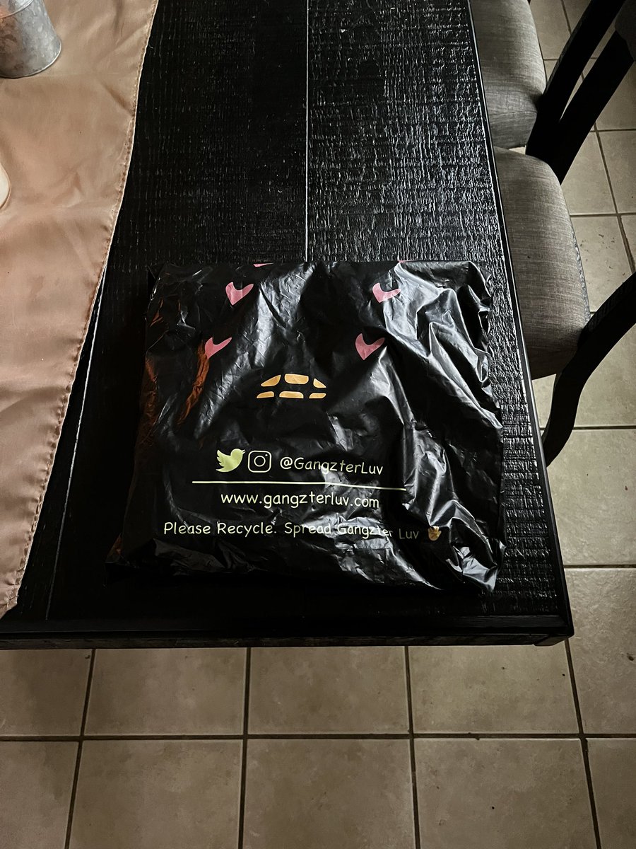 Antoineyobro's tweet photo. 👀 look what came in the mail today 📫 

Shout out to @GangzterLuv for this sick shirt. First time I am saving a bag a product was shipped in. 🖖 @alienfrens 
#SpreadLove #GLuv ❤️ https://t.co/5GjhSZG4SV