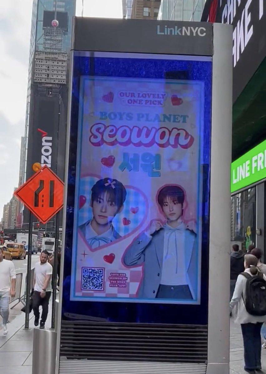 edenmeal's tweet photo. never in my life i thought one of my designs would be shown in nyc??? all those nights working on this were worth it i’m so happy this could be posible!! thank you to everyone that helped and made this real😭😭😭😭😭💓💓 #SEOWONinNYC https://t.co/wJYgwSotyP