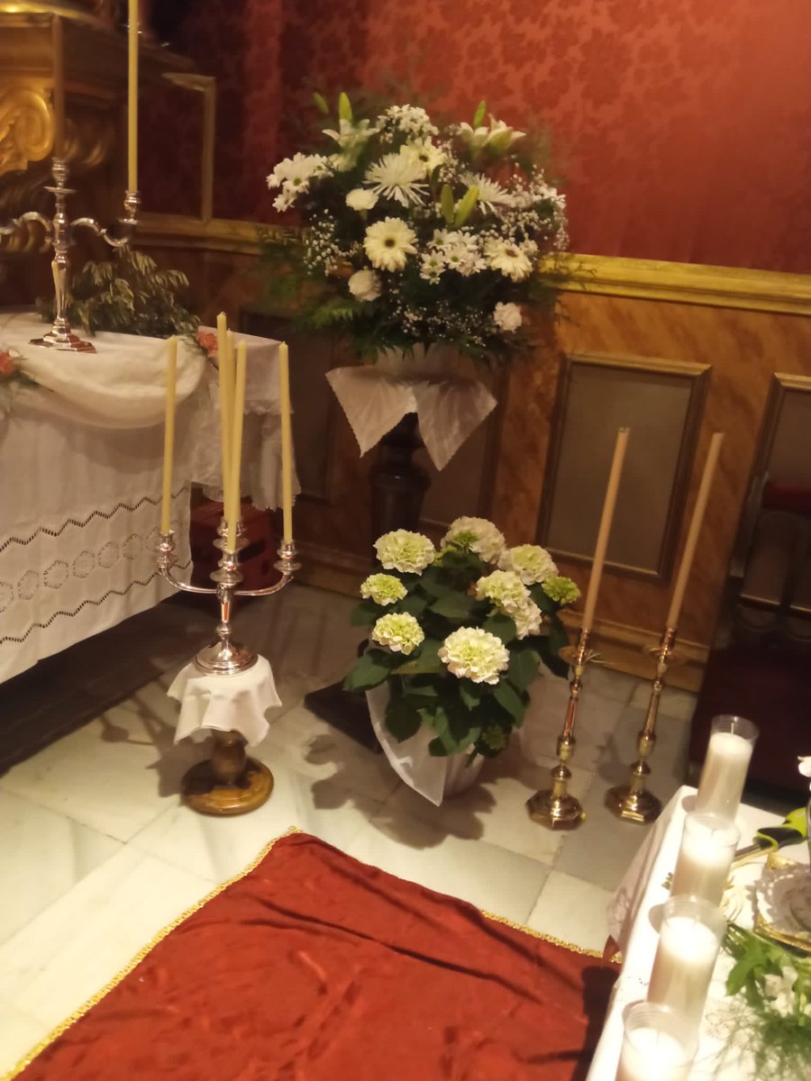 Monumento a Jesús Sacramentado que hemos preparado en nuestra parroquia.
#JuevesSanto #SemanaSanta 

"No adoréis a nadie,
a nadie más que a Él".