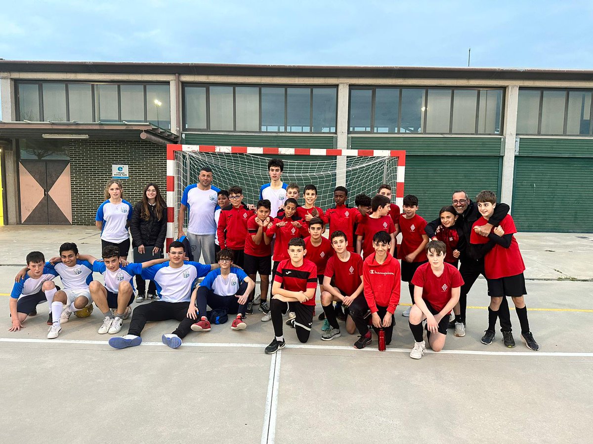Divendres passat vam disputar un partit de futbol sala, amb l'Escolapies Figueres trobada que va acabar amb un pica-pica👌🏻
·
#fempinya #navata #cfnavata