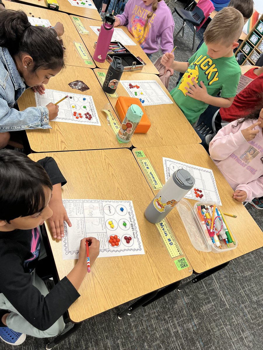 Liz_S_Castillo's tweet photo. M&amp;M graphs! 😍 @OgleElem #1stGradeMath https://t.co/ZDqpxct5sN