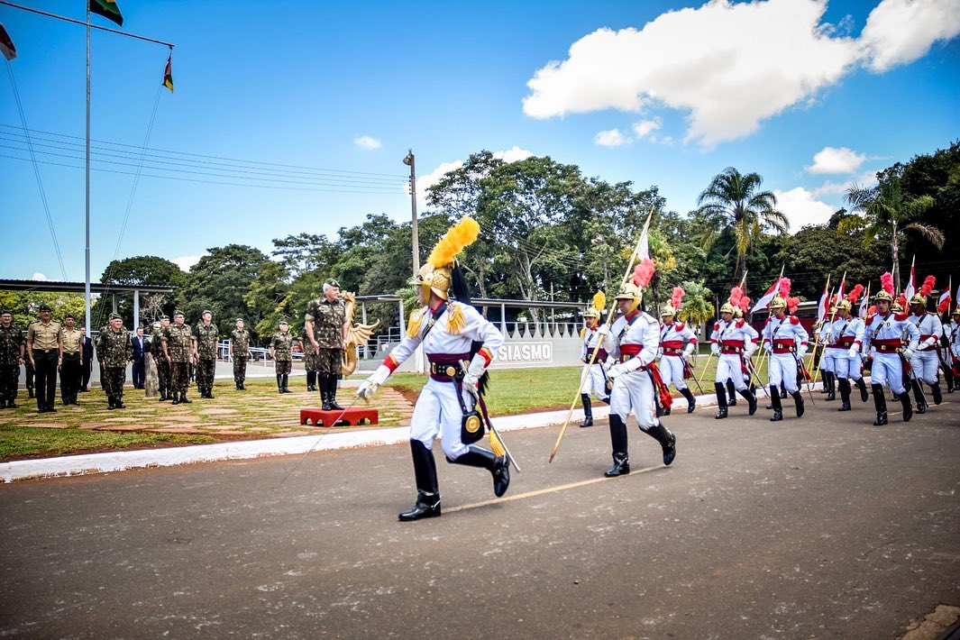Na sexta-feira (24/03), o 1º Regimento de Cavalaria de Guardas - Dragões da Independência - sediou as despedidas ao senhor General de Exército Valério Stumpf Trindade, Chefe do Estado-Maior do Exército, destacado chefe militar que, em breve, deixará o serviço ativo.

#1rcg