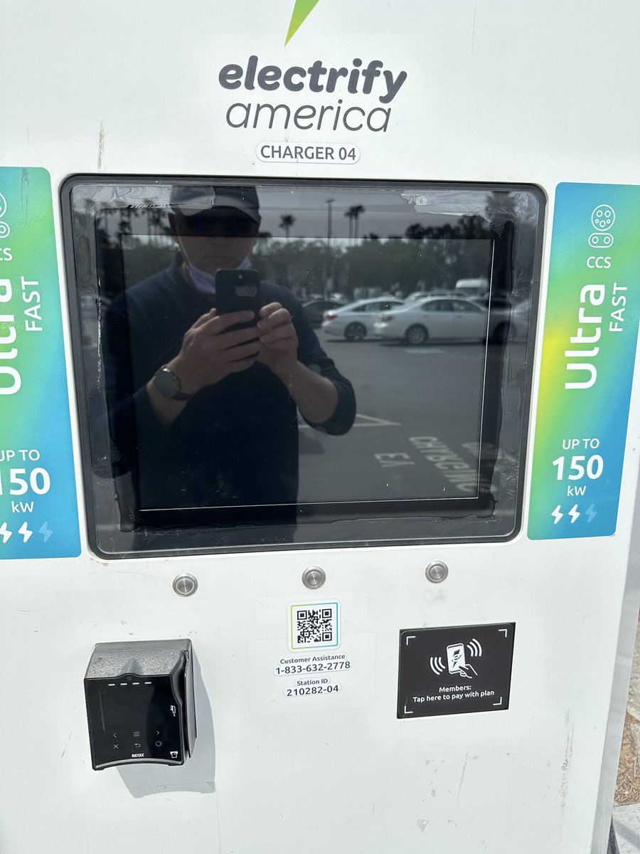 fdimeglio's tweet photo. @ElectrifyAm cc @RateYourCharge cc @RepSwalwell 3 chargers down out of 4 again at FoodMaxx Newark, CA. 2 down out of 3 in Brookvale, Fremont CA. We have reported those issues many times and nothing is happening. Are you serious about the mandated 97% uptime of your chargers ?!? https://t.co/UMEfg0mZui