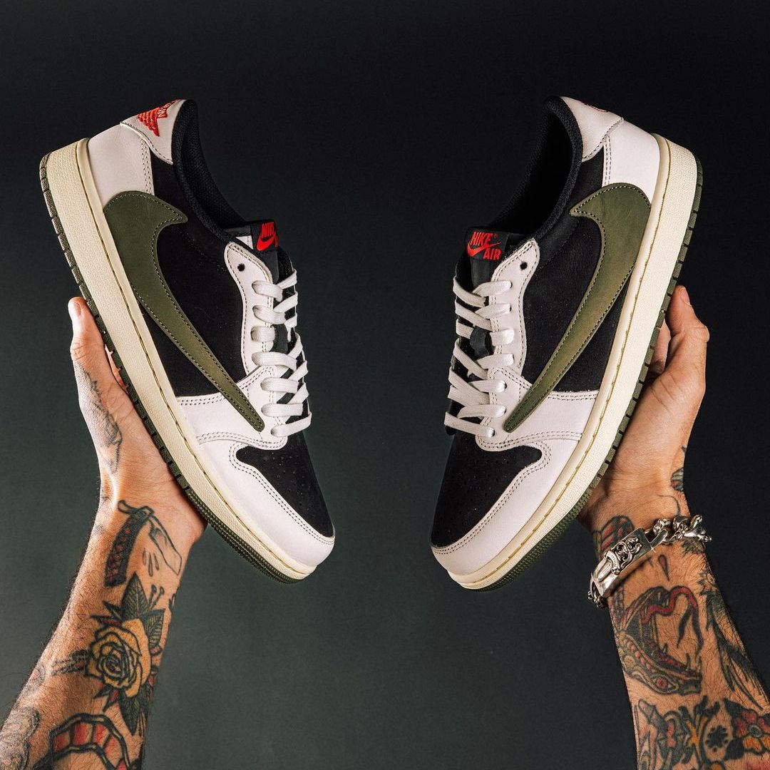 KicksFinder's tweet photo. CLOSER LOOK: Travis Scott x WMNS Air Jordan 1 Low "Olive" 🌵 

🗓️ April 26th
📝 DZ4137-106 (WMNS); DZ5909-106 (PS); DZ5908-106 (TD)
💰 $150; $60; $50 USD
📸 @thecommonhype https://t.co/k1ZBOZw7cs