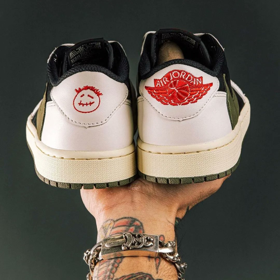 KicksFinder's tweet photo. CLOSER LOOK: Travis Scott x WMNS Air Jordan 1 Low "Olive" 🌵 

🗓️ April 26th
📝 DZ4137-106 (WMNS); DZ5909-106 (PS); DZ5908-106 (TD)
💰 $150; $60; $50 USD
📸 @thecommonhype https://t.co/k1ZBOZw7cs