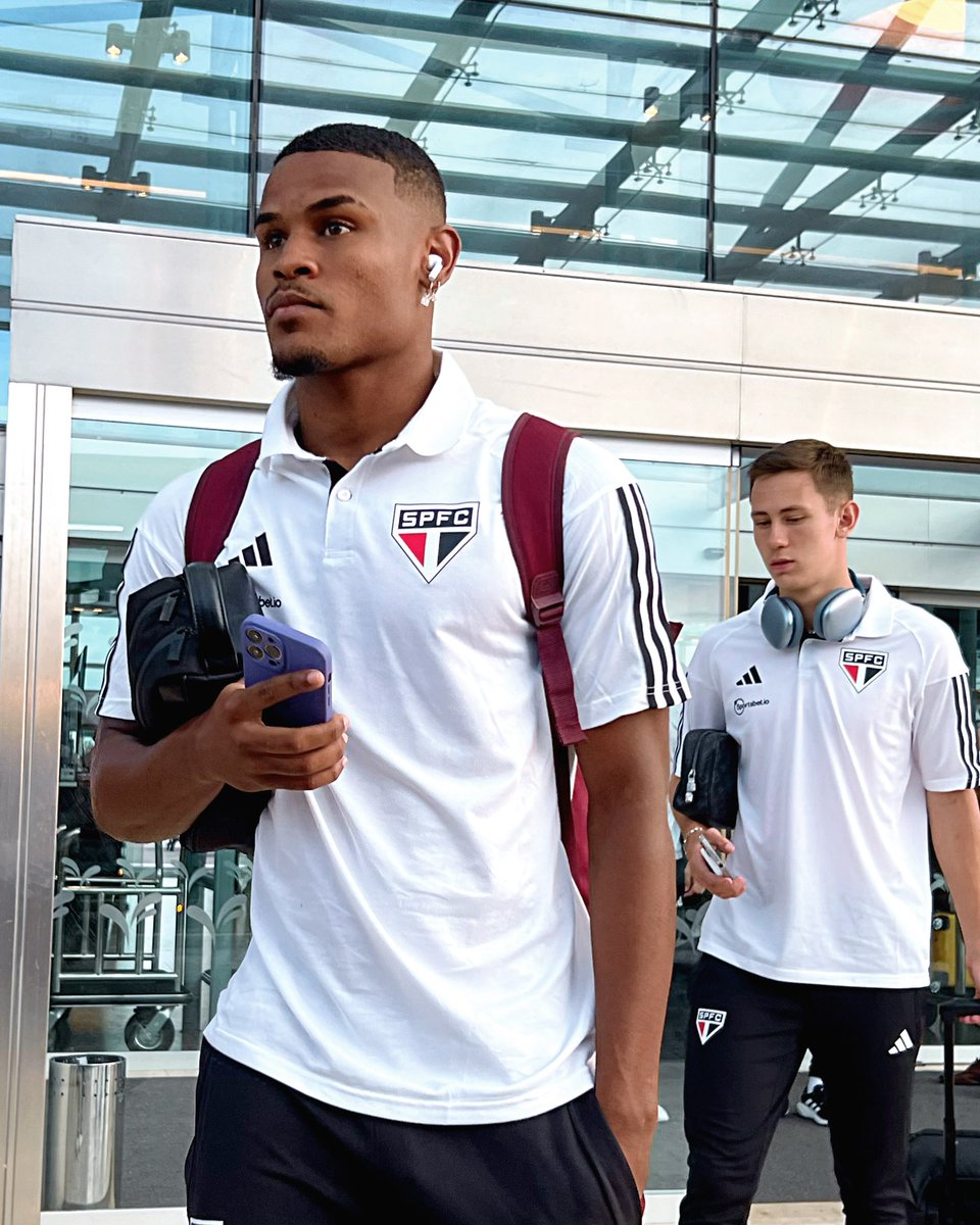 SaoPauloFC's tweet photo. 🚌 Já estamos a caminho do estádio José Dellagiovanna, em Victoria, para a estreia na @SudamericanaBR!

⏰ Às 21h a bola começa a rolar para Tigre x São Paulo!

#VamosSãoPaulo 🇾🇪 https://t.co/jP8BJ7T8El