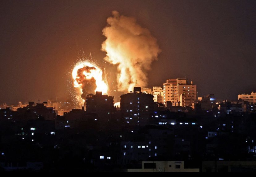 zarif_sozler_'s tweet photo. Mazlumun evinde kıyamet koparken, zalime yatağında rahatlık verme Allah'ım. Gazze için Lübnan için dua edelim kardeşlerim çünkü zalim israil durmuyor,  Allah'ın gazabı zalimlerin üzerlerine olsun. Kudüs özgür oluncaya denk susmayacağız ve kıyamete kadar sahip çıkacağız! https://t.co/OsmoNeFNOc
