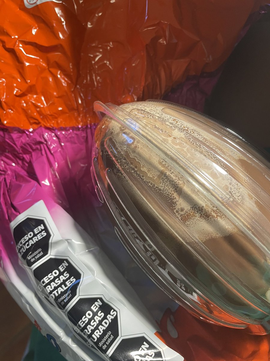 cam73y's tweet photo. me compre un huevo kinder para cumplir mi capricho de niña y resulta que esta lleno de hongos deja https://t.co/IvpWEeAC88