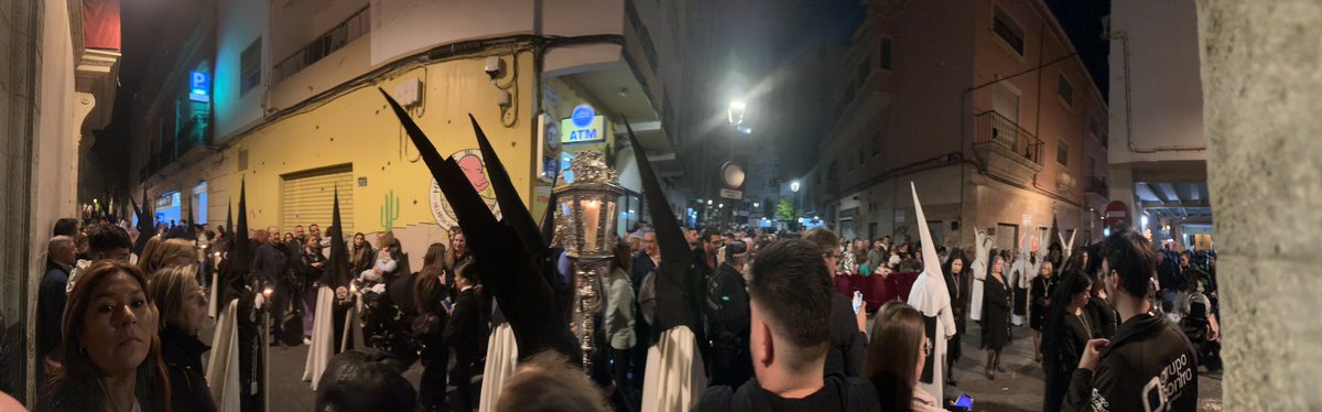 <a href="/Agrup_Almeria/">Agrupación de Cofradías de Almería</a>  embotelló aliento y cruce entre <a href="/rosarioypenas/">Hermandad Rosario del Mar</a> y <a href="/SilencioAlmeria/">Hdad. del Silencio</a>
 Todos los años siempre los mismos problemas y ninguna solución. #SSantaAlmeria23