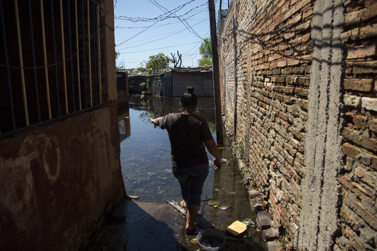 SantiCarneri's tweet photo. La inundación de #Asunción es gradual, silenciosa y desigual. Después de tres años de sequía, el río #Paraguay vuelve a crecer desplazando a los que menos tienen. 
Inundaciones más frecuentes y sequías más prolongadas, la previsión de la ciencia se cumple.
#onassignment https://t.co/y7jwtbNN9f