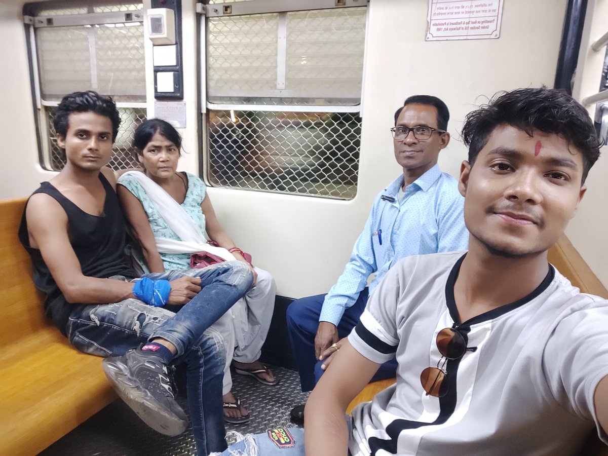 ModlerVicky1995's tweet photo. खुशी का हर लम्हा पास होता है, जब माता-पिता का साथ होता है, दो वक्त की रोटी कमाने और घर के हालात देखकर हजारों किलोमीटर दूर हु, 4 साल 7 महीने बाद अपने माता-पिता से मिलने का मौका मिला। 
#ModlerVicky 🙌  #Parentslove 
🥀#father #mother #brother  #familytime #marinedrive #gateofindia https://t.co/a4LkdsdhBF