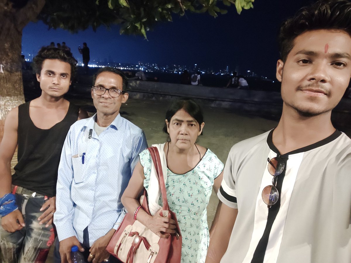 ModlerVicky1995's tweet photo. खुशी का हर लम्हा पास होता है, जब माता-पिता का साथ होता है, दो वक्त की रोटी कमाने और घर के हालात देखकर हजारों किलोमीटर दूर हु, 4 साल 7 महीने बाद अपने माता-पिता से मिलने का मौका मिला। 
#ModlerVicky 🙌  #Parentslove 
🥀#father #mother #brother  #familytime #marinedrive #gateofindia https://t.co/a4LkdsdhBF