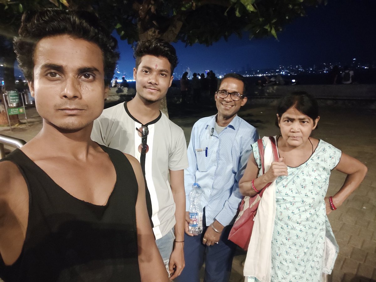 ModlerVicky1995's tweet photo. खुशी का हर लम्हा पास होता है, जब माता-पिता का साथ होता है, दो वक्त की रोटी कमाने और घर के हालात देखकर हजारों किलोमीटर दूर हु, 4 साल 7 महीने बाद अपने माता-पिता से मिलने का मौका मिला। 
#ModlerVicky 🙌  #Parentslove 
🥀#father #mother #brother  #familytime #marinedrive #gateofindia https://t.co/a4LkdsdhBF