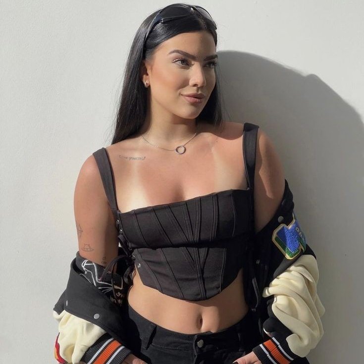 vidiaais's tweet image. tenho vibe de primeiro amor, namorada possessiva, ficante premium ou esposa troféu?