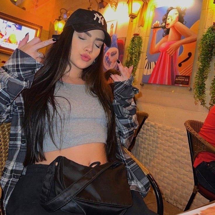 vidiaais's tweet image. tenho vibe de primeiro amor, namorada possessiva, ficante premium ou esposa troféu?