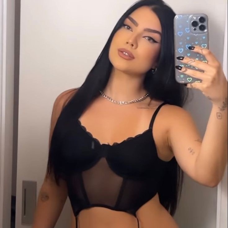 vidiaais's tweet image. tenho vibe de primeiro amor, namorada possessiva, ficante premium ou esposa troféu?