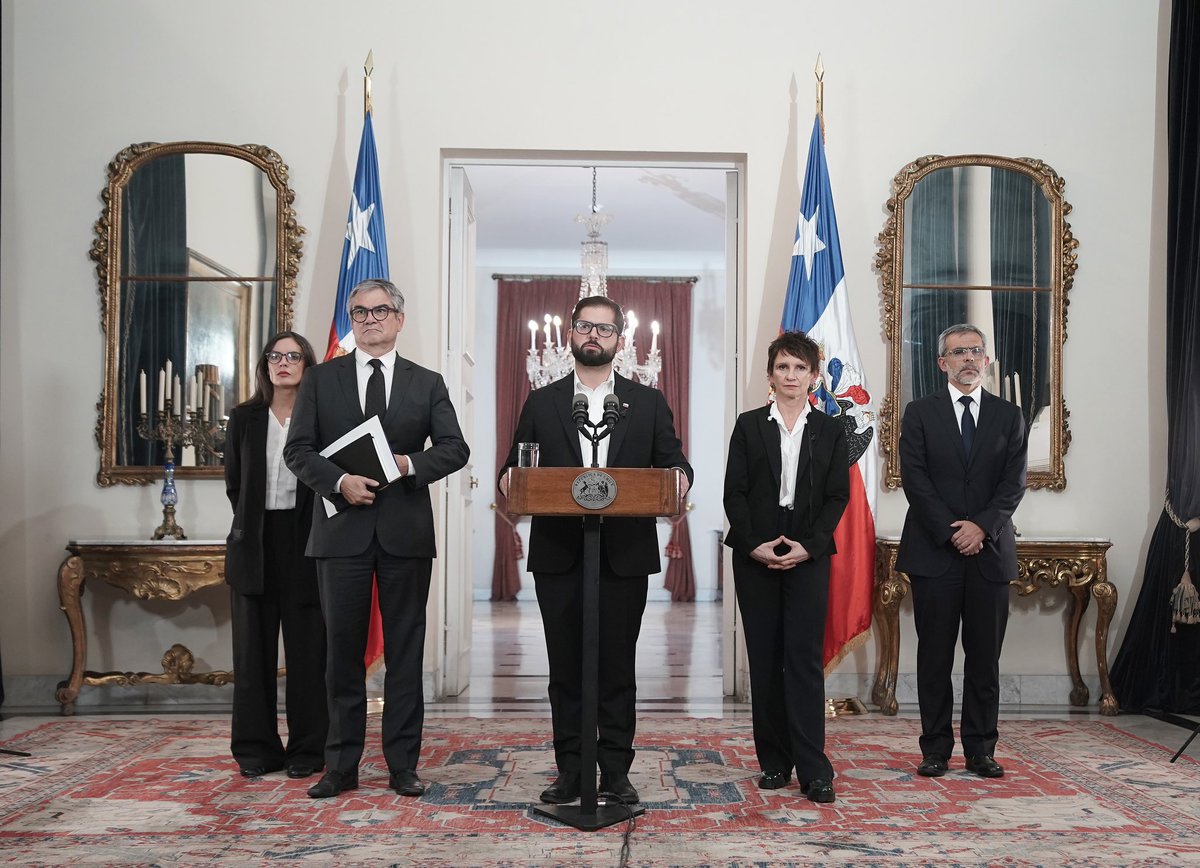 Anunciamos una serie de medidas en seguridad, inversión de US$1.500 millones anuales en régimen, como el Plan #CallesSinViolencia, que nos permitirá reforzar la protección de nuestras policías, persecución de homicidios, fiscalización de armas y recuperación de espacios públicos.