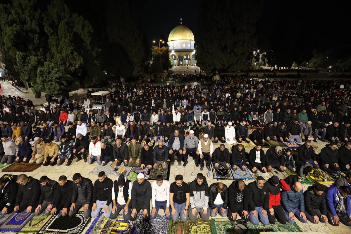 Timesofgaza's tweet photo. 40,000 Palestinians prayed at Al-Aqsa this night. https://t.co/14fdA6LBlG