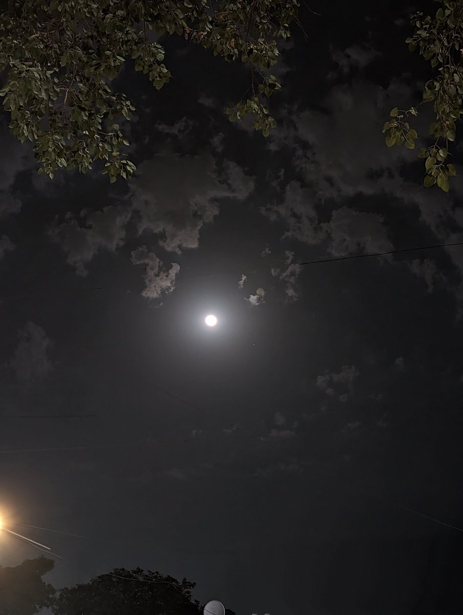 DakshitShah's tweet photo. Why do the clouds look like a world map over the 🌕 https://t.co/p4vBnElm4X